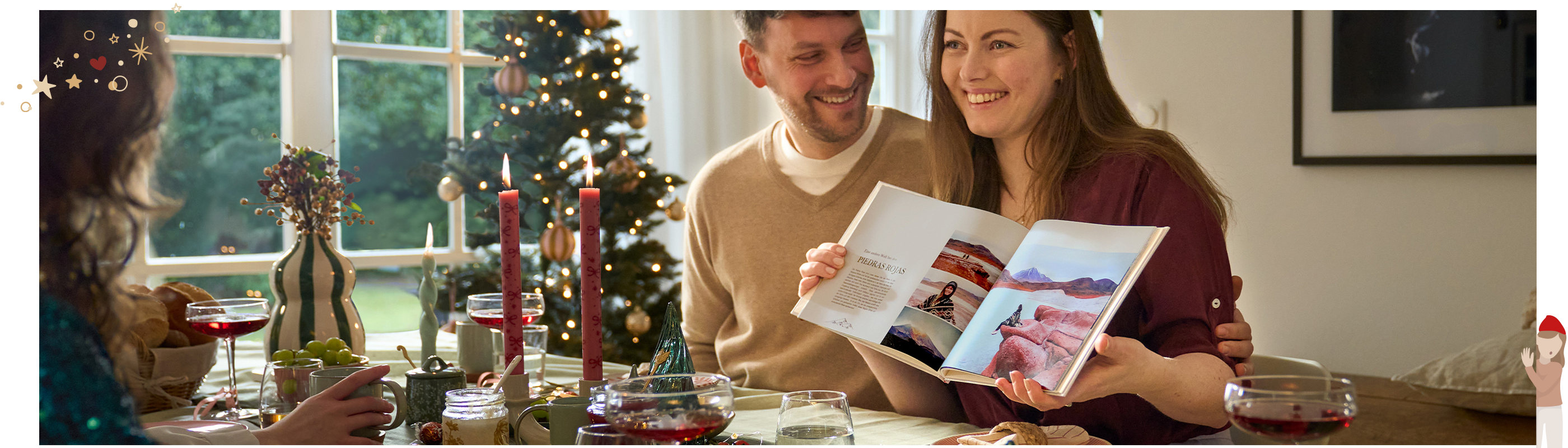 Eine freundliche Person zeigt ein CEWE FOTOBUCH mit schönen Erinnerungen am Tisch.